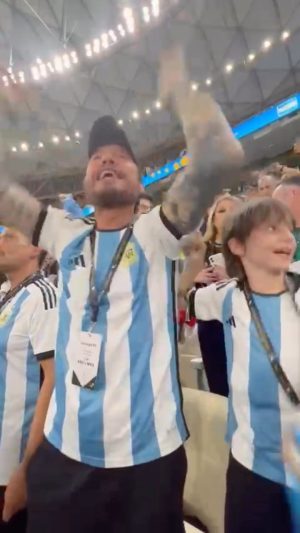 Marcelo Tinelli Instagram - ARGENTINA TE AMO CADA DÍA MÁS!! LOLITO TE AMO PARA SIEMPRE❤️❤️❤️❤️❤️❤️❤️❤️🇦🇷💪🏻⚽️⚽️. LOS AMO @micatinelli @candelariatinelli @frantinelli1 @juanittinelli1 @lucianotirri MI FAMILIA ❤️