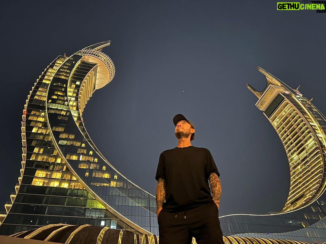 Marcelo Tinelli Instagram - Increíble estar viviendo este Mundial Qatar 2022. El hotel más hermoso de Doha, el Fairmont Hotel❤️ Doha, State of Qatar