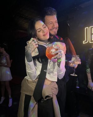 Marcelo Tinelli Instagram - Feliz cumple a mi Rubi hermosa, a mi nueva Dani. Hace 32 años era el hombre más feliz del mundo por haber recibido este regalo tan maravilloso, que sos vos cómo hija.
Hace 32 años que agradezco a Dios por tenerte a mi lado. Mi escorpiana dulce, mimosa, sensible, cariñosa, gamba, calentona. Una mujer de verdad. Quiero decirte hoy que estoy orgulloso de ser tu viejo, que voy a estar siempre que lo necesites, tengas la edad que tengas, que nuestras coincidencias me alegran mi corazón, que nuestras diferencias me hacen aprender de vos. Deseo tu felicidad siempre. Amo compartir mi tiempo con vos. Y que todos los momentos que vivimos juntos hasta acá, buenos y algunos muy malos, no han hecho más que fortalecer este vínculo indisoluble, que me emociona hasta las lágrimas. Sabelo, te lo repito hoy una vez más: TE AMO PROFUNDAMENTE @candelariatinelli ❤️