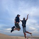 Marcelo Tinelli Instagram – Saltando de alegria en el Desierto de Doha, con mi primo amado, @lucianotirri ❤️
