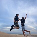 Marcelo Tinelli Instagram - Saltando de alegria en el Desierto de Doha, con mi primo amado, @lucianotirri ❤️