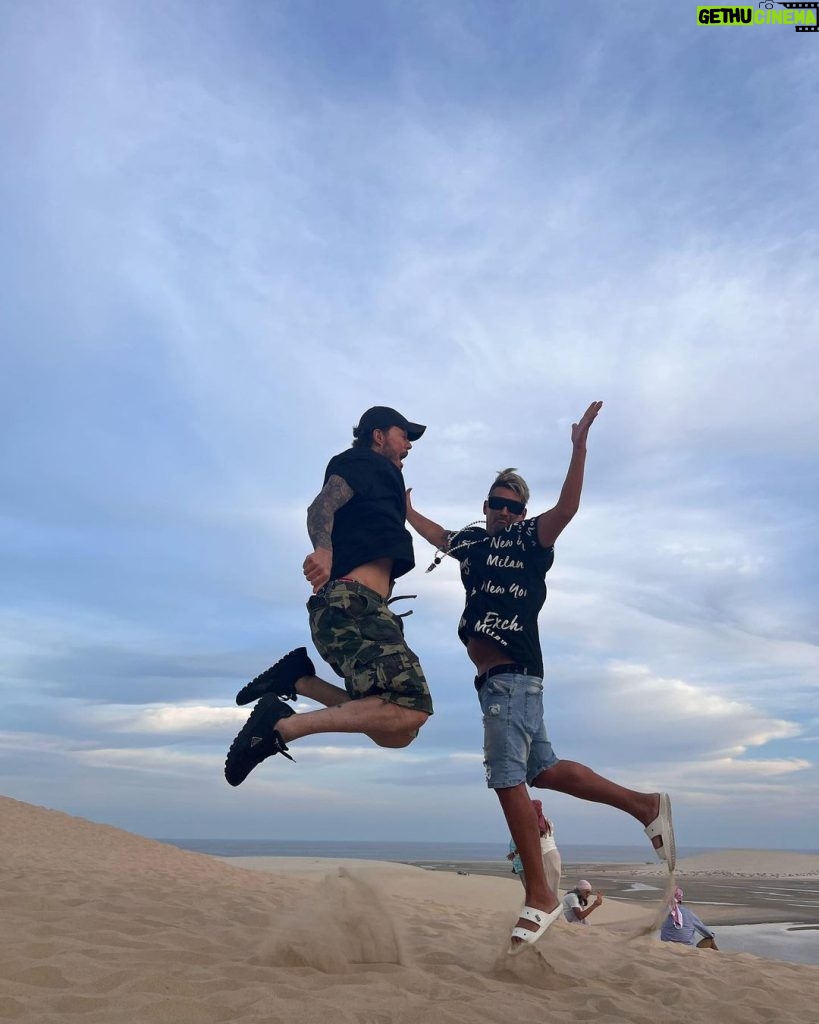 Marcelo Tinelli Instagram - Saltando de alegria en el Desierto de Doha, con mi primo amado, @lucianotirri ❤️