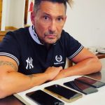 Marcelo Tinelli Instagram - Acá está la extraña explicación de mi primo hermano @lucianotirri , de porque tiene 4 teléfonos. Rarísimo