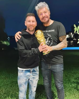 Marcelo Tinelli Instagram - Gracias querido amigo @leomessi por esta noche maravillosa en casa con nuestras familias. Sos un ser humano  excepcional. Te amo . Campeones del Mundo por siempre❤️🏆⚽️🇦🇷.