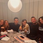 Marcelo Tinelli Instagram - Pizzas en casa con @micatinelli @frantinelli1 @juanittinelli1 @martulopezmartorell @thisispampi y León Tinelli ❤️❤️❤️❤️❤️❤️