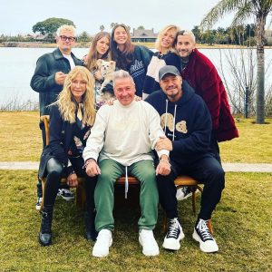 Marcelo Tinelli Instagram - Gracias querido @montaner por otro domingo maravilloso que pasamos en familia. En tu casa nos sentimos como en la nuestra. Tienen todos los tuyos una calidez increíble. Y que haya estado @bycrismorena fue algo muy hermoso. Los queremos mucho a @maumontaner @rickymontaner y @stefroitman . Un asadazo junto a mis amadas hijas @micatinelli y @juanittinelli1 . Amor puro❤️