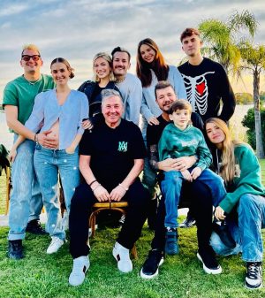 Marcelo Tinelli Instagram - Maravillosa tarde de domingo con los Montaner y los Tinelli. Gracias querido @montaner por la invitación. Tenés una familia hermosa. Lindísimo haber compartido un asadazo con @mauyricky @stefroitman @saraescobar @micatinelli @frantinelli1 @juanittinelli1 y Lolito. Los amamos❤️❤️❤️