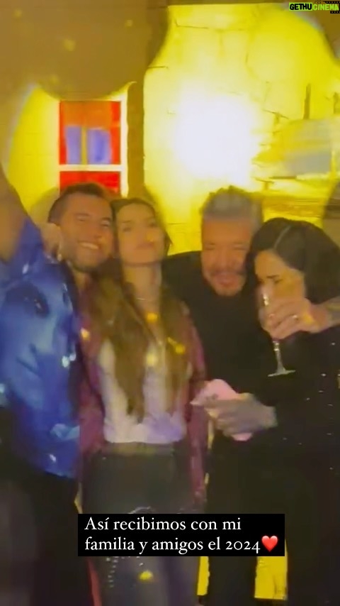 Marcelo Tinelli Instagram - Así arrancamos el 2024 con familia y amigos. Son 3 videos que describen a la perfección una noche de festejos y mucha emoción. En el último amé cantar Libre de Nino Bravo con mis hijos @micatinelli @candelariatinelli y @frantinelli1 ❤️❤️❤️