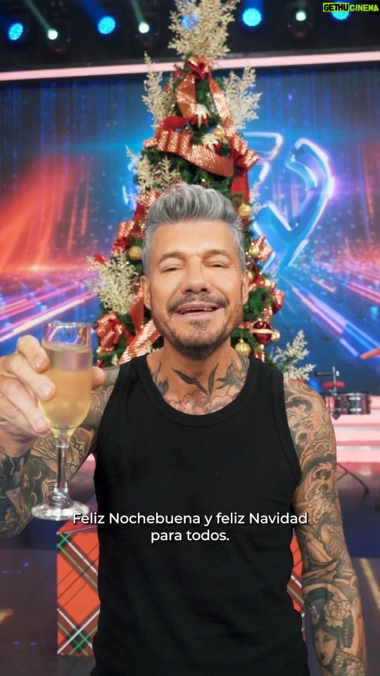 Marcelo Tinelli Instagram - A todos ustedes amigos que están ahí cada noche, mi deseo de una hermosa y muy feliz Navidad 🥂❤️🎄
