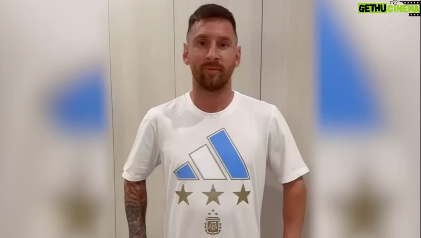 Marcelo Tinelli Instagram - Te amo querido amigo @leomessi . Hoy me volviste a sorprender con tu humildad y tu generosidad. Que hermoso fue sorprenderme y encontrarme con tu saludo, tu sonrisa y tu mirada tan afectuosa. Sos el más grande en todo. Te admiro y te admiramos. Amo a toda tu familia. Gracias por tanto. Los argentinos te vamos a estar agradecidos eternamente. Sos el 10. SOS EL 1 DEL MUNDO Y POR AFANO. Salud CAMPEÓN MUNDIAL. Y por un 2024 lleno de felicidad para vos y los tuyos. Mi amor por siempre ❤️🇦🇷🏆⚽️