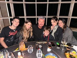 Marcelo Tinelli Instagram - Que pleno y feliz me siento en la previa de mi cumple con mis 5 hijos. Los amo tanto tanto @micatinelli @candelariatinelli @frantinelli1 @juanittinelli1 & Lolo. Noche mágica ❤️❤️❤️❤️❤️