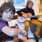Marcelo Tinelli Instagram - Lolito en su clase de guitarra en casa, tocando con su amigo Mate y el profe @carlos__damiano , la canción Twist & Shout, antes que yo viniera para hacer el programa . Amo esa dulzura y picardía que tiene ❤️❤️❤️❤️❤️