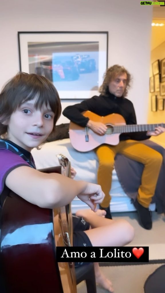 Marcelo Tinelli Instagram - Lolito en su clase de guitarra en casa, tocando con su amigo Mate y el profe @carlos__damiano , la canción Twist & Shout, antes que yo viniera para hacer el programa . Amo esa dulzura y picardía que tiene ❤️❤️❤️❤️❤️