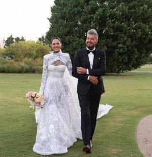 Marcelo Tinelli Instagram - Uno de los momentos más felices de mi vida. Entrando a mi hija @candelariatinelli al altar, para su casamiento con @cotioficial