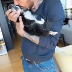 Marcelo Tinelli Instagram - Hoy me toca despedir a mi amada perrita Paris, que ya no dá más y con 18 añitos, está con su cuerpito y sus órganos dañados. Gracias a Patricia Barahona por darle tanto amor en todos estos últimos años. Necesitaba verla, tocarla, hablarle. Fue testigo de innumerables momentos hermosos de mi vida junto a @mariapaularobles314 @micatinelli @candelariatinelli @frantinelli1 y @juanittinelli1 . La llevaré, el día que le toque partir físicamente, siempre dentro de mi corazón ♥️ 💔😢