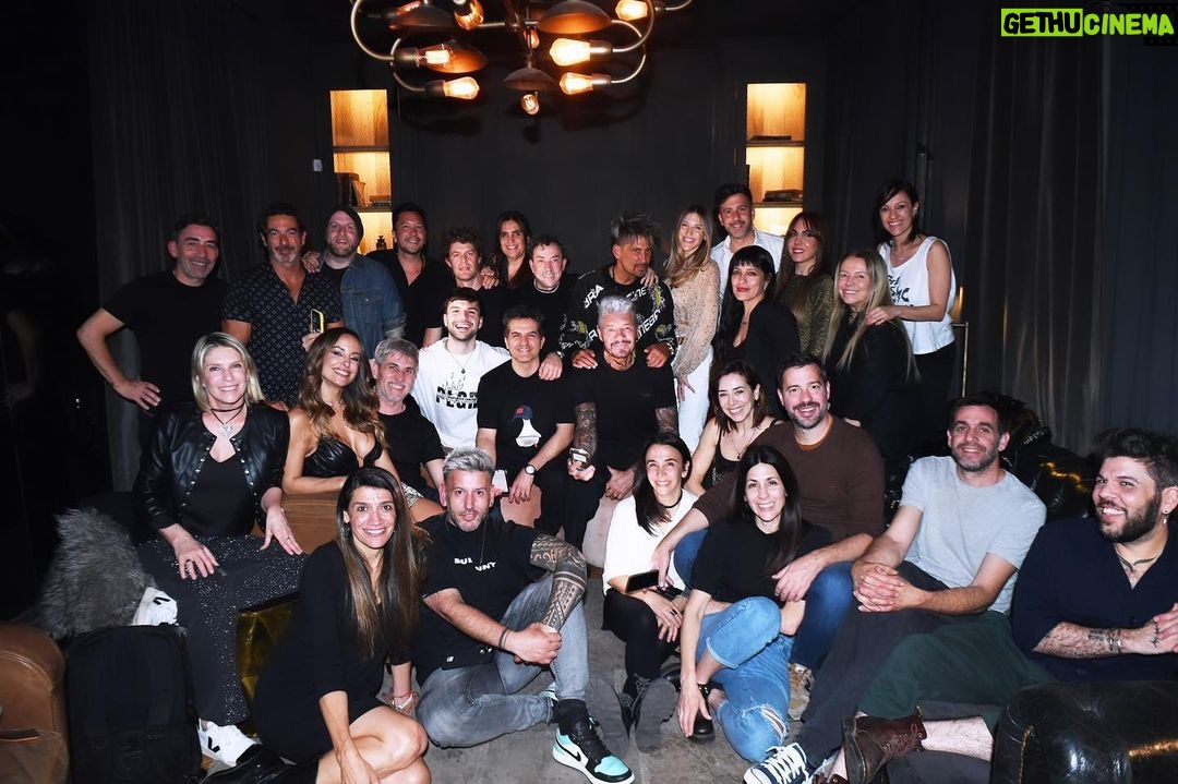 Marcelo Tinelli Instagram - Festejando este primer mes de súper éxito, con mis compañeros del #Bailando2023 @elbailandooficial en una noche mágica en @tinta.ba ❤️. @angeldebritooki @pachanoanibalok @hoppefede @elchatoprada @lourdesanchezok @macarinaldiok @lucianotirri @crisvanadia @josenunez_545 @fermerdeni y todooos! Los amooo. Gracias @americatv , @lafliaok y a todos ustedes, por acompañarnos todas las noches❤️📺