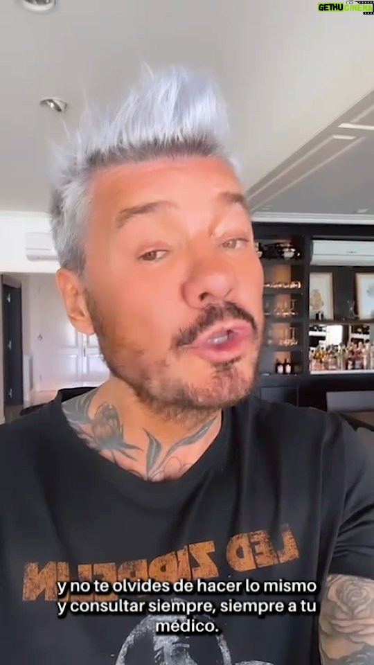 Marcelo Tinelli Instagram - ¿Se acuerdan que hace algunos días les hablé del Herpes Zóster? Como les contaba, se trata de una enfermedad causada por la reactivación del virus de la Varicela. Hoy les vengo a contar cuáles son los factores que aumentan el riesgo de desarrollar esta enfermedad: ➔ Tener 50 años o más ➔ Tener alguna enfermedad crónica ➔ Tener el sistema inmune comprometido Todos estos factores disminuyen la capacidad del sistema inmune de combatir enfermedades e infecciones, por lo que aumenta la posibilidad de desarrollar Herpes Zóster. El laboratorio GSK te invita a que te hagas un test muy sencillo para conocer cuál es tu nivel de riesgo. Ingresá a hablemosdezoster.com/autotest y a @hablemosdezoster para conocer más información. #hZ_90 #HablemosDeZóster