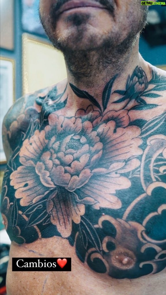 Marcelo Tinelli Instagram - Un nuevo tatuaje en mi pecho significa en mí, muchas cosas. Es un cambio, es un renacer, es un aprendizaje. Es sentir tu cuerpo como un lienzo, donde allí se puede apreciar mi deseo, plasmado por las manos de una gran artista del tatoo. Gracias @salomesajnin , crack absoluta. Gracias @hernancoretta ❤️❤️