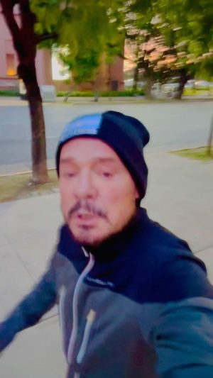 Marcelo Tinelli Instagram - Hace un tiempo,
@mariapaularobles314 , me hizo una propuesta que me parecio algo insólita, pero a la vez tuvo algo de atractiva. Volver a salir a correr yo, y ella acompañarme en bici, por las calles de Buenos Aires, como hacíamos juntos hace 25 años. Hoy salimos y recorrimos nuestra hermosa ciudad, a las 6 de la mañana. Experiencia única, increíble. Pudimos hacer 11 kilómetros. Gracias por todo Pau, por esa energía y ese amor inigualable, por darme esos dos hijos maravillosos, y por poderme hacer sentir esto de vuelta. Te amo siempre❤️