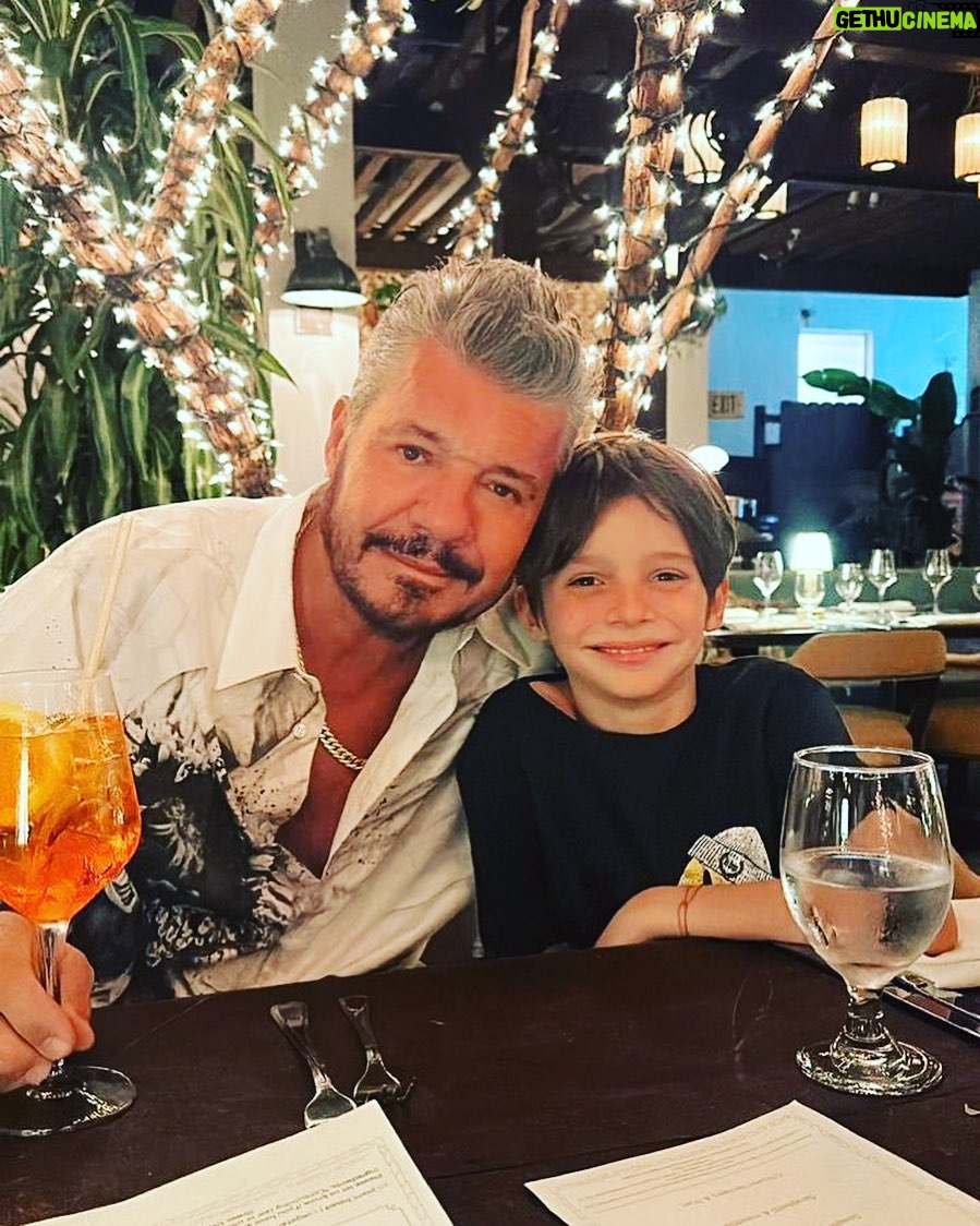 Marcelo Tinelli Instagram - Mi compañero todo terreno. Lolito❤️ Cecconi's Restaurant