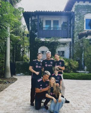 Marcelo Tinelli Instagram - Sale la barra brava a alentar a @leomessi y al @intermiamicf 💪🏻💪🏻⚽️🇦🇷🇺🇸 @micatinelli @frantinelli1 @juanittinelli1 @lucianotirri y Lolito❤️❤️❤️❤️❤️❤️