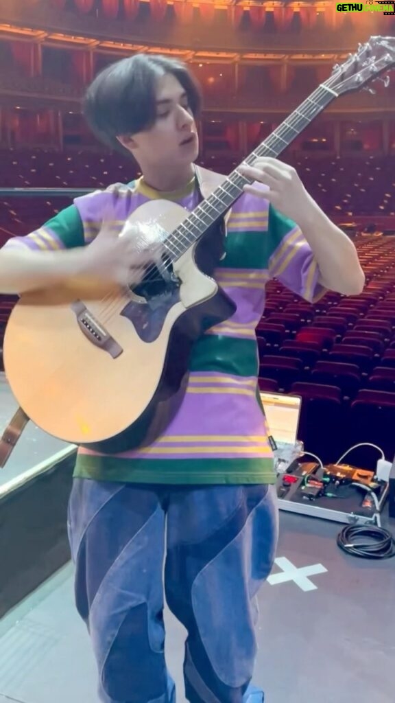 Marcin Patrzalek Instagram - Will not apologize for this outfit 🥴 Recorded during a break at Royal Albert Hall 🤝 #guitar