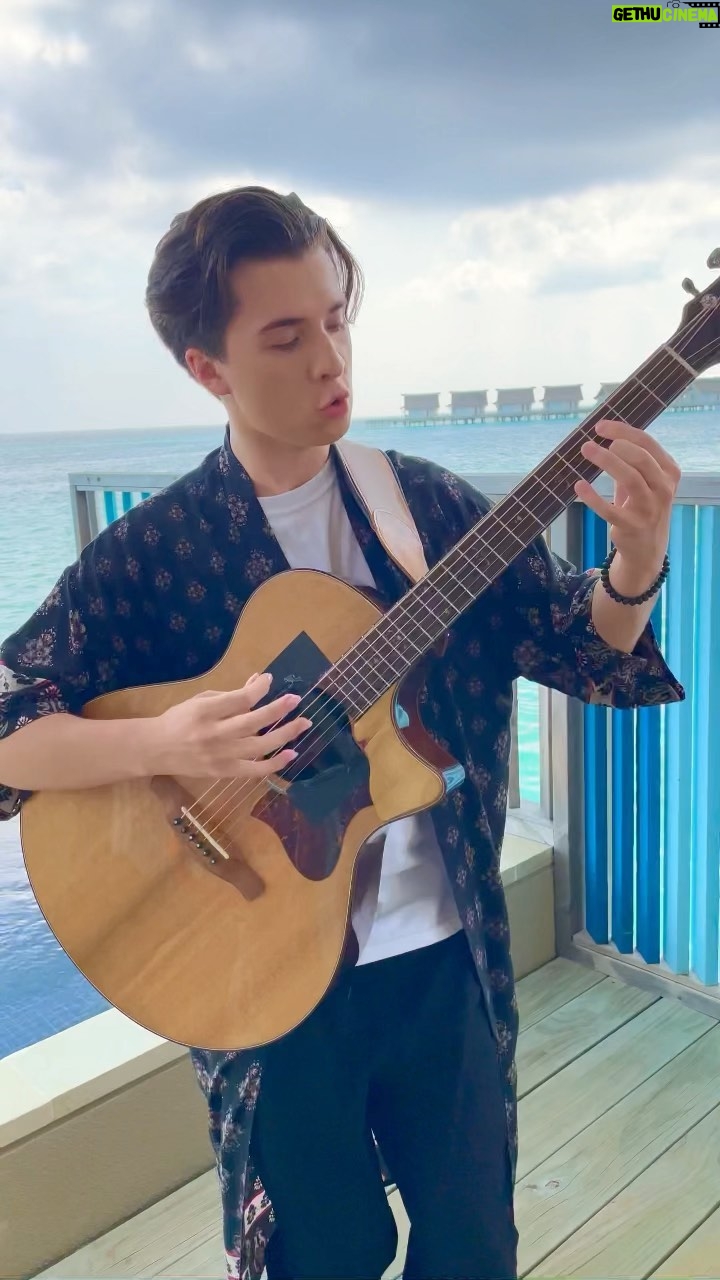 Marcin Patrzalek Instagram - My take on Billie Jean in the Maledives 🥵 Thank you Hard Rock Hotel ❤️ #guitar #michaeljackson Hard Rock Hotel Maldives