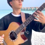 Marcin Patrzalek Instagram – When your string breaks, but you must keep playing… 
#guitar #maldives