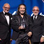 Marco Antonio Solís Instagram - Ser nombrado "Persona del Año" en el marco de la entrega de premios Latin Grammys 2022 es un honor que me llena el corazón. Gracias a todos los involucrados y los que participaron, cada interpretación fue un tesoro. Me encuentro rebozante de felicidad y lleno de emociones por un evento tan mágico y tan halagador. Gracias a mi familia, amigos, equipo y sobre todo gracias a Dios por permitirme vivir este momento en plenitud. #MarcoAntonioSolís #PersonOfTheYear #POTY #Grammys #LatinGrammys Las Vegas, Nevada