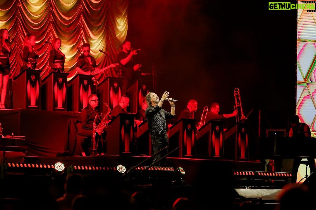 Marco Antonio Solís Instagram - Gran noche llena de momentos memorables fue la que vivimos en El Salvador con #ElBukiWorldTour . Fue un placer para mí cantarles con el corazón y el alma en un recorrido por todos los éxitos donde cada melodía le hace un homenaje a la vida y al amor.