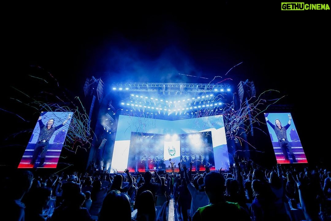 Marco Antonio Solís Instagram - Gran noche llena de momentos memorables fue la que vivimos en El Salvador con #ElBukiWorldTour . Fue un placer para mí cantarles con el corazón y el alma en un recorrido por todos los éxitos donde cada melodía le hace un homenaje a la vida y al amor.