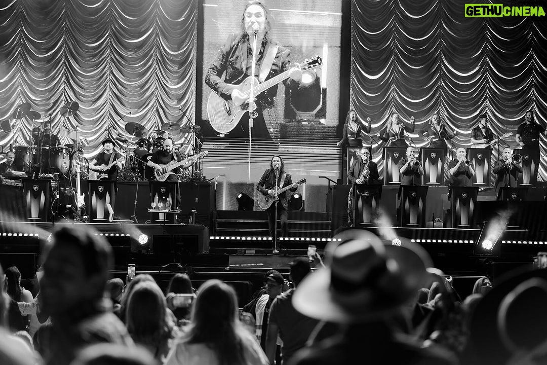 Marco Antonio Solís Instagram - Gran noche llena de momentos memorables fue la que vivimos en El Salvador con #ElBukiWorldTour . Fue un placer para mí cantarles con el corazón y el alma en un recorrido por todos los éxitos donde cada melodía le hace un homenaje a la vida y al amor.