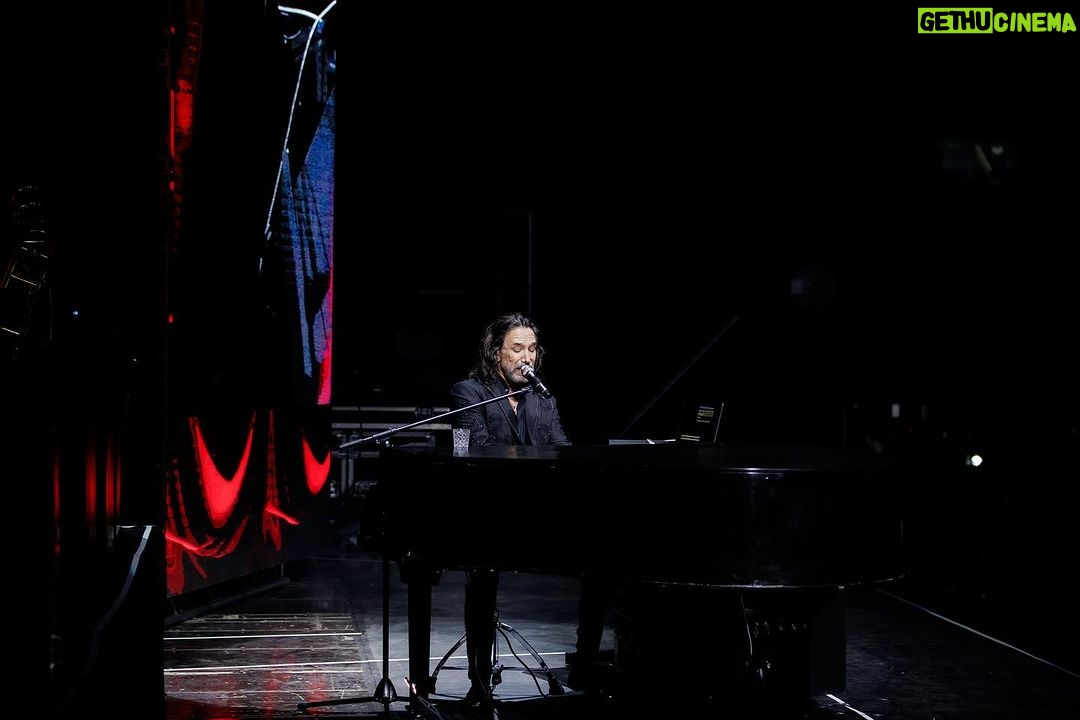 Marco Antonio Solís Instagram - Gran noche llena de momentos memorables fue la que vivimos en El Salvador con #ElBukiWorldTour . Fue un placer para mí cantarles con el corazón y el alma en un recorrido por todos los éxitos donde cada melodía le hace un homenaje a la vida y al amor.