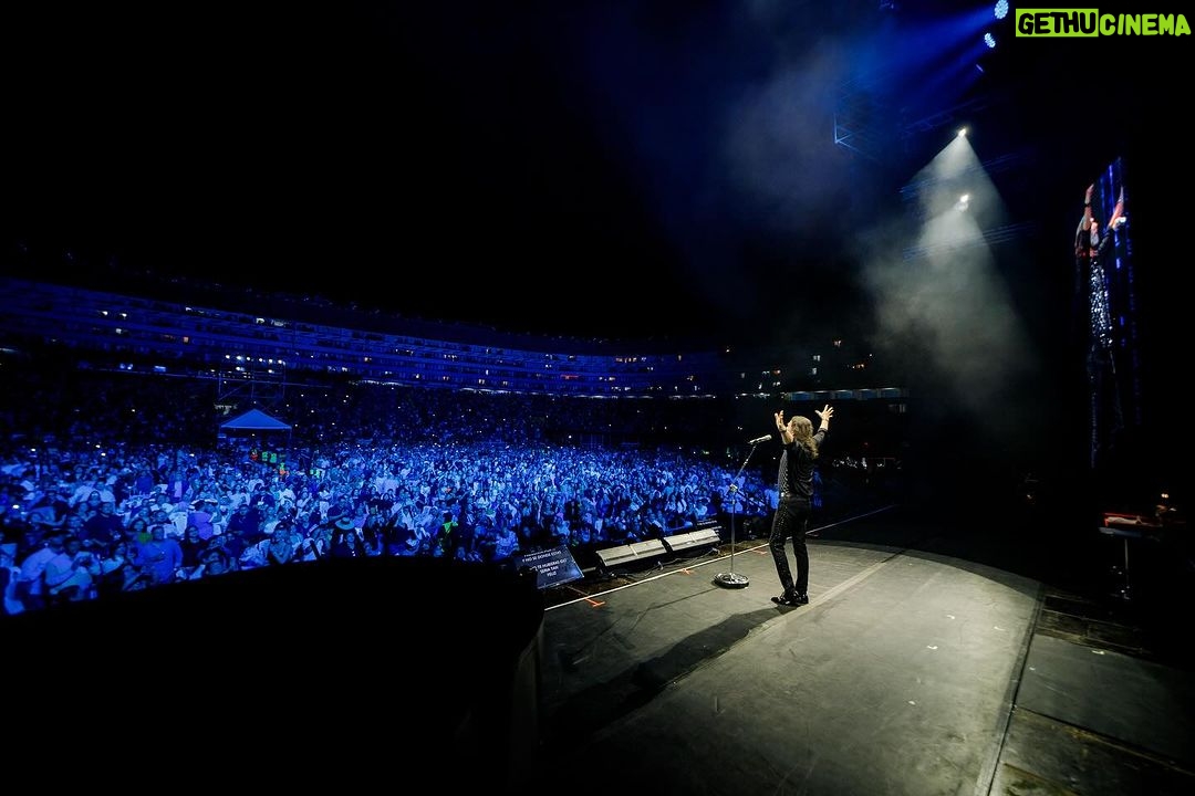 Marco Antonio Solís Instagram - Gran noche llena de momentos memorables fue la que vivimos en El Salvador con #ElBukiWorldTour . Fue un placer para mí cantarles con el corazón y el alma en un recorrido por todos los éxitos donde cada melodía le hace un homenaje a la vida y al amor.