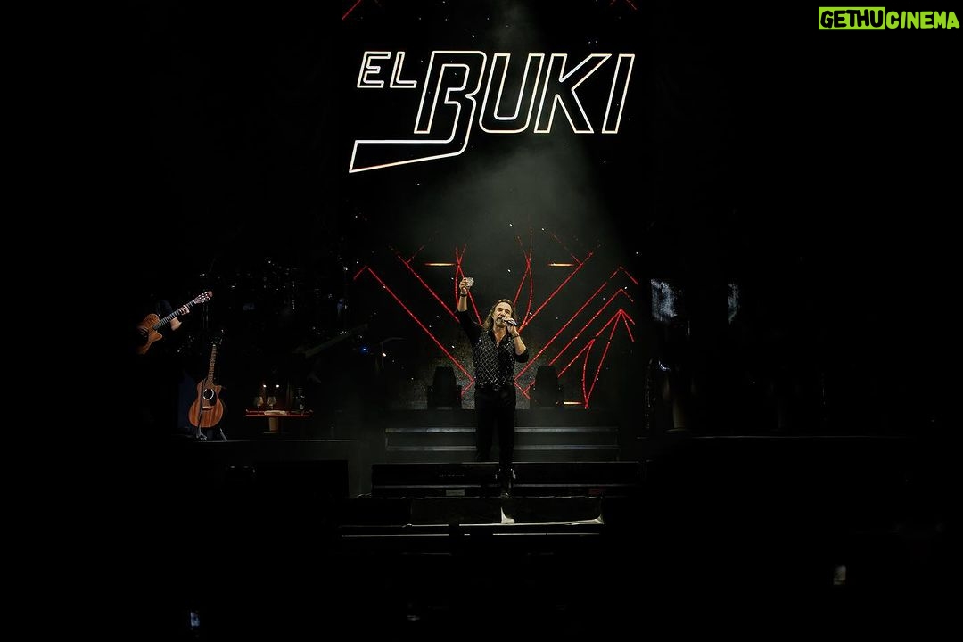 Marco Antonio Solís Instagram - Gran noche llena de momentos memorables fue la que vivimos en El Salvador con #ElBukiWorldTour . Fue un placer para mí cantarles con el corazón y el alma en un recorrido por todos los éxitos donde cada melodía le hace un homenaje a la vida y al amor.