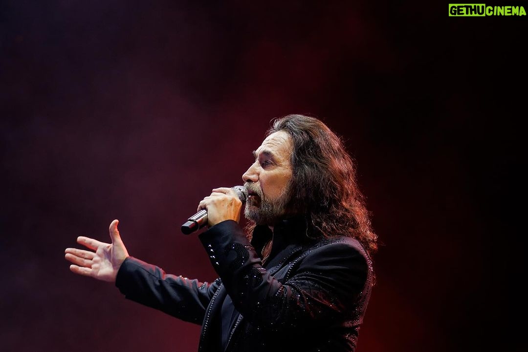 Marco Antonio Solís Instagram - Gran noche llena de momentos memorables fue la que vivimos en El Salvador con #ElBukiWorldTour . Fue un placer para mí cantarles con el corazón y el alma en un recorrido por todos los éxitos donde cada melodía le hace un homenaje a la vida y al amor.