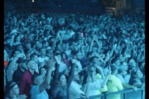 Marco Antonio Solís Instagram - Gracias hermanitos de San Pedro Sula por vivir conmigo una noche mágica más de #ElBukiWorldTour. Fue hermoso cantar y disfrutar con ustedes mis canciones que son un regalo para todo mi público que siempre me acompaña en cada presentación.