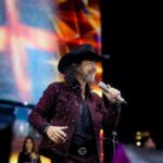 Marco Antonio Solís Instagram - La blanca Mérida se llenó de colores, de emoción, de alegría y de mucho amor con este concierto del tour #EternamenteAgradecido donde pude sentir en el corazón la entrega de gente bella del alma que cantaron y me acompañaron con una gran energía. Espero muy pronto regresar a este bellísimo estado de Yucatán!!! Mérida, Yucatán