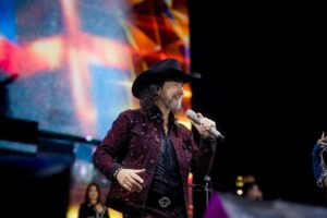 Marco Antonio Solís Instagram - La blanca Mérida se llenó de colores, de emoción, de alegría y de mucho amor con este concierto del tour #EternamenteAgradecido donde pude sentir en el corazón la entrega de gente bella del alma que cantaron y me acompañaron con una gran energía. Espero muy pronto regresar a este bellísimo estado de Yucatán!!!