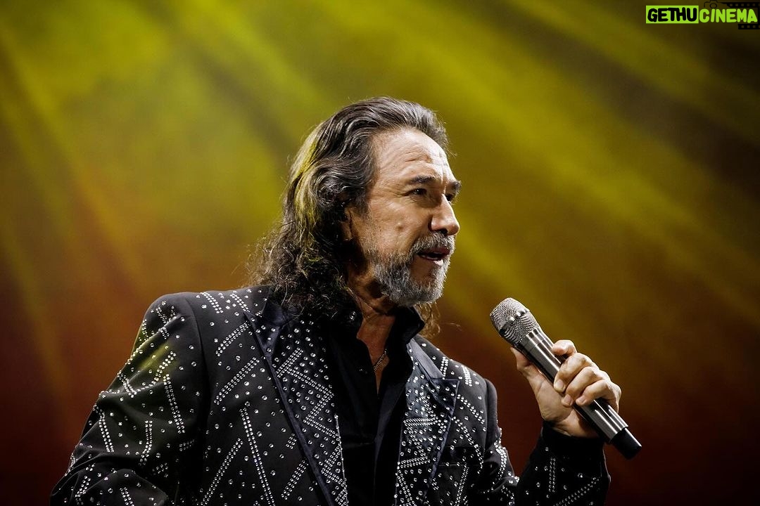 Marco Antonio Solís Instagram - Hermosa noche de #ElBukiWorldTour vivimos anoche en la bella ciudad de Cali conocida como la Capital de la Salsa con un gran público que se mostró alegre y cálido durante todo el espectáculo. Sin lugar a dudas una noche que me llevo como un bonito recuerdo en mi corazón.