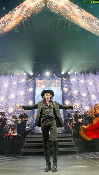 Marco Antonio Solís Instagram - Espectacular segunda noche en Bogotá con la gira #ElBukiWorldTour llena de momentos y emociones inolvidables. Gracias por permitirme entrar en sus corazones con cada canción que interpretamos durante esta mágica velada.