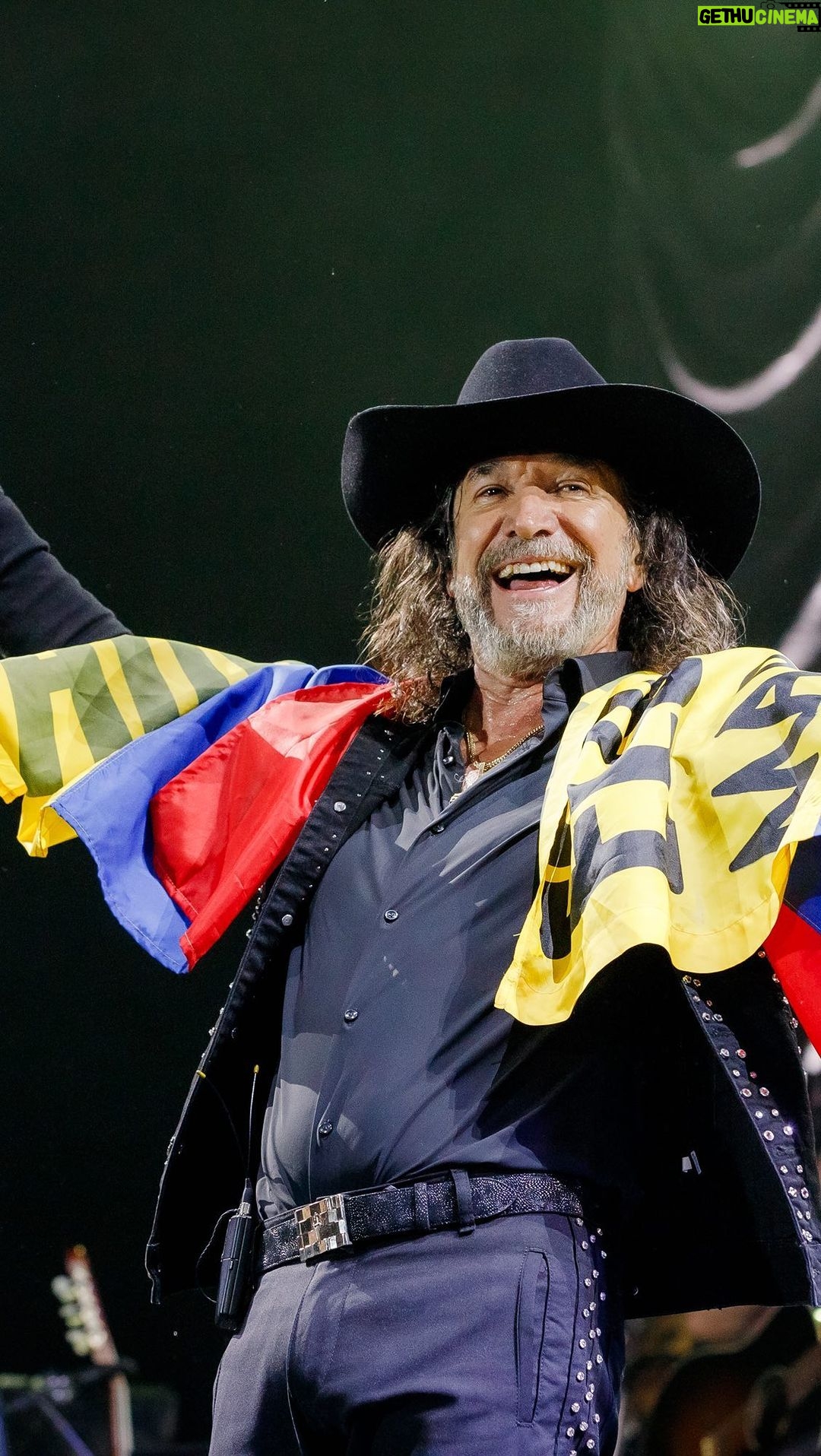Marco Antonio Solís Instagram - Totalmente agradecido con mis hermanitos de Quito por el hermoso recibimiento que me dieron después de varios años de ausencia por esta tierra tan hermosa. Gracias por haber disfrutado tanto como yo de una noche más de #ElBukiWorldTour. Espero volver pronto