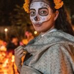 Marco Antonio Solís Instagram - En este #DíaDeMuertos, honramos la memoria de quienes han partido, celebrando la vida y la tradición. Toma tu Tequila Tesoro Azul, y brindemos por los recuerdos que perduran. Mándaselo a tus seres queridos con quienes conmemoras este día tan especial para nosotros los mexicanos. 💀🌼 . . ¡Link en BIO! #TequilaTesoroAzul #ElTequilaMÁSNuestroQueNunca #Tequila #Jalisco #MarcoAntonioSolís #Tradicion #México #2DeNoviembre