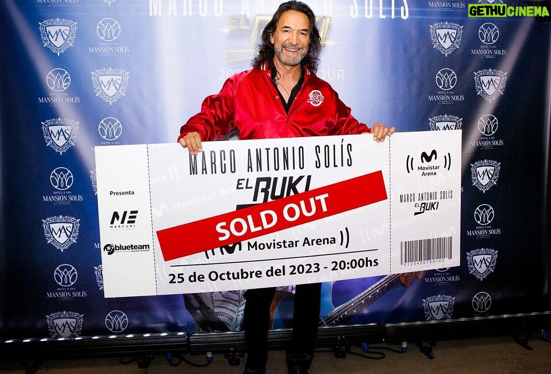 Marco Antonio Solís Instagram - Que bendición regresar a este país y sentir en el corazón y la piel su inmensurable cariño! Argentina 🇦🇷💙🫶🏻 suda la camiseta y lo da todo por eso se merece ser correspondido en todos los sentidos. Vamos todavía!!! 👍 💙🇦🇷💙🇦🇷💙🇦🇷🫶🏻 #SOLDOUT #argentina #elbukiworldtour2023 #buenosaires #MAS #nosvemosestanoche