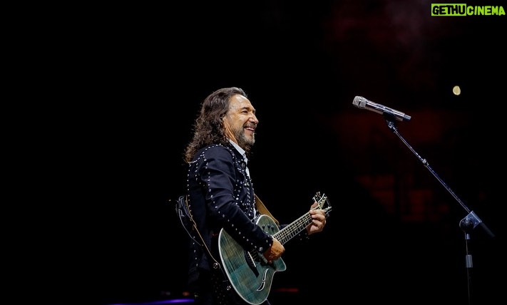 Marco Antonio Solís Instagram - Que hermosa primera experiencia en #Nashville. Pese a ya contar con unos añitos, pocos 🤣🤣 dando conciertos en la Unión Americana, nunca me había tocado venir a Tennessee. Quedé maravillado con su gente, con la música que invade sus calles y corazones y con el magnífico recibimiento que dieron a éste servidor. ¡Gracias hermanitos por una noche más! #ElBukiWorldTour2023 Bridgestone Arena
