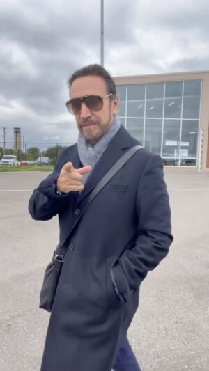 Marco Antonio Solís Instagram - Hermanitos de Chicago! Feliz de verlos esta noche para celebrar la vida a través de la 🎵 música 🎶 . Vamos a ponerle calorcito , corazón ♥️ y alegría 😁 a este otoño! 🍁 
#hoytocacierredegiraenUSA 🎵🎤🎶🎵🎤🕺🏻#rumboachicago #elbukiworldtour2023