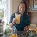 Marco Antonio Solís Instagram – Para estos días donde ha comenzado ya el otoño, quiero compartir con ustedes hermanitos esta receta preparada con tequila Tesoro Azul: Ponche Azul, una bebida refrescante para que disfruten durante esta temporada.
Ingredientes:
1 caballito de tequila Tesoro Azul Añejo Cristalino
1 caballito de jugo de piña
1 caballito de jugo de limón
¾ de caballito de jarabe de agave
Medio de vaso de agua mineral
#TesoroAzul #Tequila #ElTequilaMÁSNuestroQueNunca #Añejo #Cristalino #MarcoAntonioSolís
