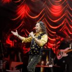 Marco Antonio Solís Instagram – Regresar a New Jersey es siempre una experiencia especial, más en esta ocasión donde las fechas coinciden casi casi con aquella vez hace ya algunos años que aquí muy cerquita, en NYC, conocí a quién hoy es mi compañera de vida @cristy_solis. En esta ocasión el escenario fue el @prudentialcenter de #Newark donde miles de corazones, muchos de ellos dominicanos, se unieron con este servidor para cantarle al amor. Esta gira ha estado llena de momentos especiales y fechas muy bonitas, repletas de gente con mucho amor que ha logrado una serie de #SoldOuts y este no fue la excepción. ¡Gracias a todos ustedes por el cariño que profesan a este servidor quien se mantiene fiel a todos ustedes!