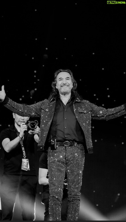 Marco Antonio Solís Instagram - El @capitalonearena en #WashingtonDC se llenó de júbilo y melodías que replicaron en el corazón. Con la bendición del Poderoso Divino fue que gozamos un capítulo más de #ElBukiWorldTour con gente proveniente de muchas partes de Centro y Sudamérica que con todo el corazón acompañaron a éste servidor. Gracias por un #SoldOut más en esta gira llena de cariño. Washington DC Downtown