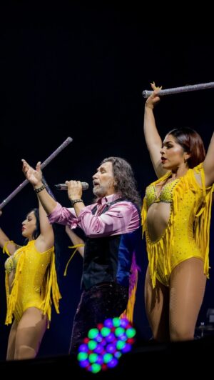 Marco Antonio Solís Instagram - Montreal, que bonita noche, que bonita energía, que bonita manera de gozar, reí, bailar y sobre todo disfrutar. ¡Un #SoldOut más en esta gira que ha estado llena de grandes momentos y ha sido un éxito mundial! Hermanitos de Tornto nos vemos esta noche para un concierto también inolvidable! #ElBukiWorldTour2023 #MarcoAntonioSolís 🇨🇦🫶🏽🍁🙌🏽❤️